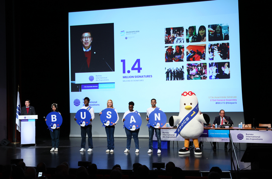 Busan Mayor Park Heong-joon, left, speaks alongside Boogi, Busan’s seagull mascot, at the fifth and final presentation of competing countries at the 173rd General Assembly of the Bureau International des Expositions in Paris Tuesday. [YONHAP]