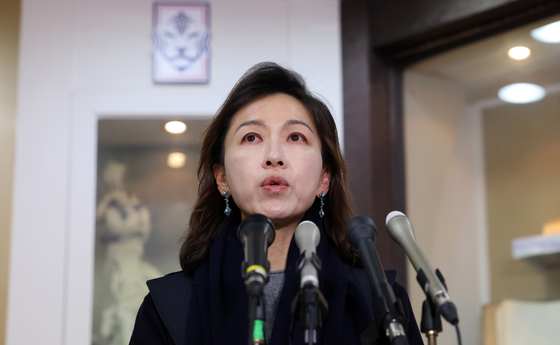 Lee Yoon-nam, chairman of the ethics committee of the Korea Football Association, delivers a brief on the results of a meeting to discuss Hwang Ui-jo's suspension from the nationl team in central Seoul on Tuesday. [NEWS1]