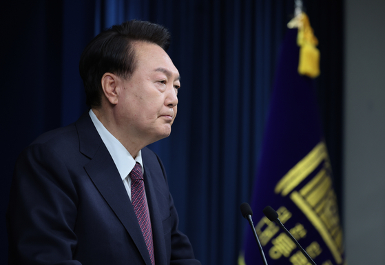 President Yoon Suk Yeol apologizes for the failure of Busan's bid to host the World Expo 2030 at the president's office in Yongsan on Wednesday. [YONHAP]