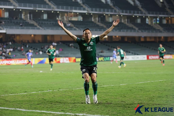 Jeonbuk Hyundai Motors' Moon Seon-min celebrates scoring a goal during an AFC Champions League match against Kitchee SC at Hong Kong Stadium in Hong Kong on Wednesday. [YONHAP] 