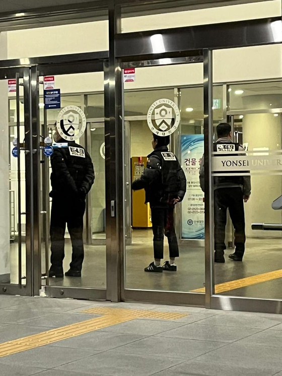 Police officers search a College of Engineering building at Yonsei University at dawn on Thursday after receiving a report of a bomb threat on Wednesday at 11:38 p.m. [JOONGANG PHOTO]