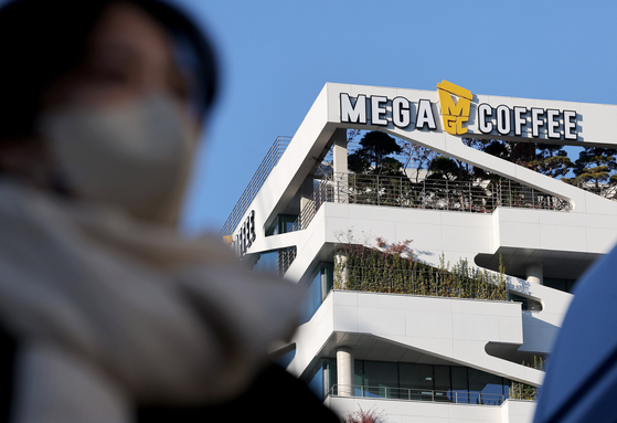 Police raid the headquarters of coffee franchise Mega MGC Coffee in Gangnam District, southern Seoul, on Thursday. The company’s employees are alleged to have received kickbacks from suppliers for supplies provided to franchise branches and of inflating their costs and siphoning off the differences in the form of rebates. [NEWS1]
