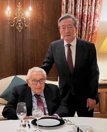 Late Dr. Henry Kissinger, left, who served as the U.S. secretary of state, met with Chung Mong-joon, founder and honorary chairman of the Asan Institute for Policy Studies, in New York in January, 2023. [HD HYUNDAI]