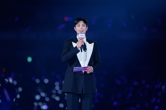 Actor Park Bo-gum hosts the 2023 MAMA Awards held at Tokyo Dome on Wednesday. [MNET]
