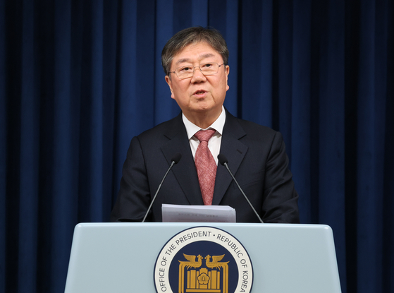 Chief of Staff Kim Dae-ki announces the president’s new senior secretary at the Yongsan president’s office on Thursday. [YONHAP] 