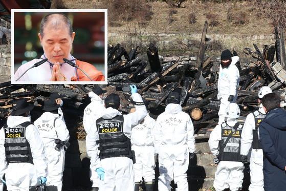 Main: A team of investigators, including forensic experts, police and firefighters, investigate on Thursday the scene where the former head of the Jogye Order, Jaseung, allegedly committed suicide by setting fire to a residence where he was staying at Chiljang Temple in Anseong, Gyeonggi. Inset: Former head of Jogye Order Jaseung. [YONHAP]. 