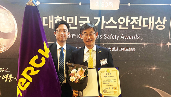 Merck Korea Managing Director Kim Woo-kyu, right, poses for a photo during the 30th Korea Gas Safety Awards held in western Seoul on Wednesday. [MERCK KOREA]