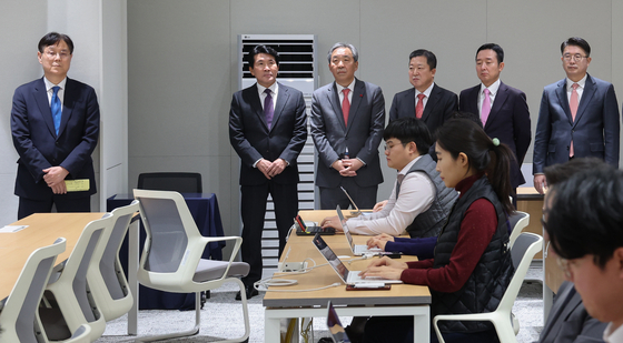 From left, Lee Kwan-sup, new chief of policy role, Hwang Sang-moo, new senior secretary to the president for civil and social agenda; Han O-sup, new senior secretary for political affairs; Park Chun-sup, new senior secretary for economic affairs; Lee Do-woon, senior presidential secretary for public relations and Jang Sang-yoon, new senior secretary for social affairs at the Yongsan president’s office on Thursday. [YONHAP]