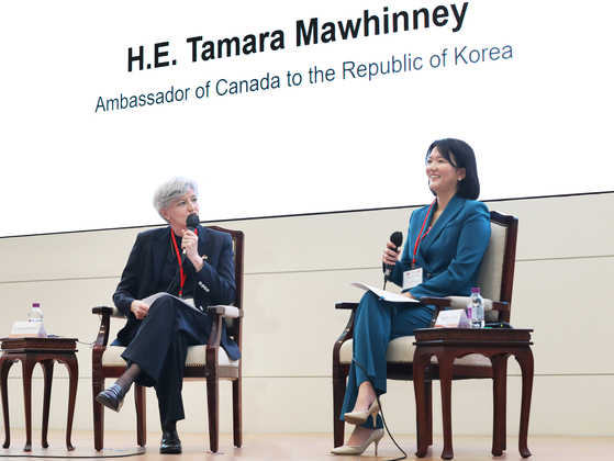 From left, Canadian Ambassador to Korea Tamara Mawhinney and Naver CEO Choi Soo-yeon engage with Canadian and Korean female entrepreneurs and scholars at Ewha Womans University in Seoul on Thursday. [PARK SANG-MOON]