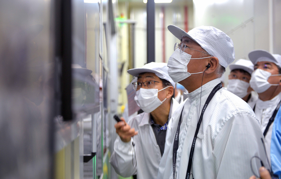 Hyundai Motor Group Executive Chair Euisun Chung, center, inspects a battery plant in Karawang Regency, Indonesia. [HYUNDAI MOTOR]