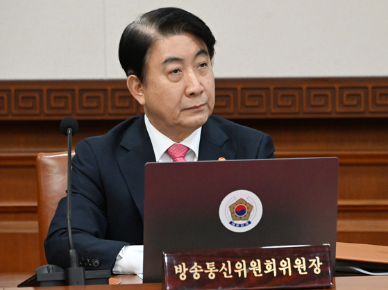 Lee Dong-kwan, chief of the Korea Communications Commission, attends a Cabinet meeting on Friday. [NEWS1]