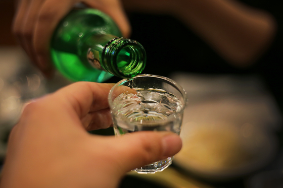 The Ministry of Health and Welfare and the Korea Health Promotion Institute announced a revised guideline for showing drinking scenes in media, with two new provisions that limit excessive promotion of drinking. [SHUTTERSTOCK]