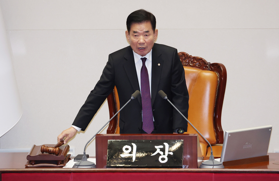National Assembly speaker Kim Jin-pyo announces the results of the impeachment motion against two prosecutors at the National Assembly on Friday. [YONHAP] 