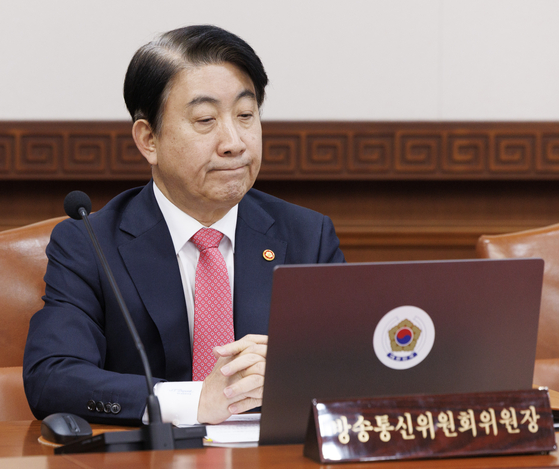 Lee Dong-kwan, former head of the Korea Communication Commission, attends a Cabnet meeting in Seoul on Friday. Lee offered his resignation on the same day, which President Yoon Suk Yeol accepted that day. [YONHAP]