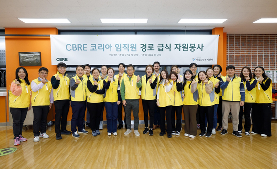 Executives and employees from CBRE Korea, the Korean branch of the global commercial real estate services company, take a photo together after volunteering at the Seoul Senior Welfare Center in Jongno District, central Seoul. As part of the CBRE Cares initiative to support local communities, 40 of the company’s workers served meals to the elderly and spent time assisting visitors. The company gave a donation of 8 million won ($6,150), which was raised through an in-company donation campaign to provide winter essentials for senior visitors. “This was a meaningful opportunity to bring warmth to those in need during the cold weather,” Don Lim, the managing director of CBRE Korea, said. [CBRE KOREA]