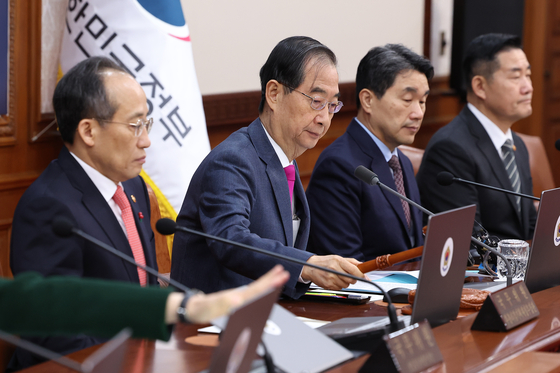 Prime Minister Han Duck-soo, second from left, during a Cabinet meeting on Friday [YONHAP]