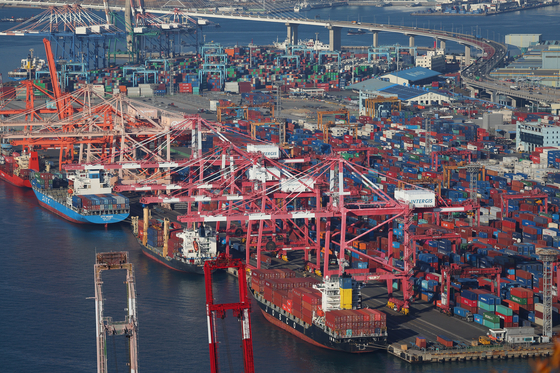 Shipping containers are stacked at a pier in Busan on Nov. 21. [YONHAP]