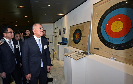 Hyundai Motor Group Executive Chair Euisun Chung views an exhibition at an event celebrating Korea’s 60 years of archery history hosted by the Korea Archery Association. [HYUNDAI MOTOR]