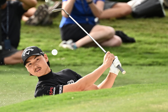 Min Woo Lee of Australia plays a shot from the bunker on the 18th hole during the third round of the 2023 Australian Open at the Australian Golf Club in Sydney on Saturday. [AP/YONHAP]