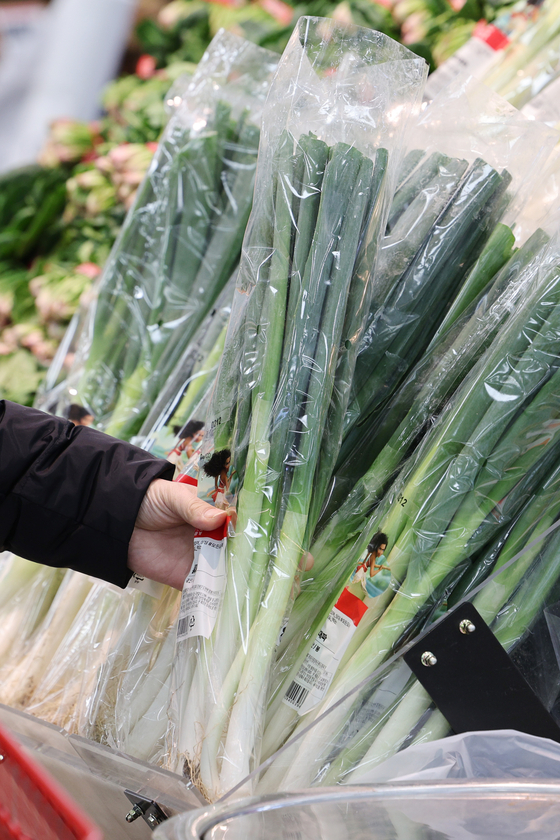 The wholesale price of green onions is anticipated to surge 48.5 percent on month to 2,700 won ($2.09) per kilogram for December, according to the Korea Rural Economic Institute on Sunday. The institute forecasts a price hike as the volume of vegetable shipment has decreased amidst the cold weather. Pictured are green onions sold at a supermarket in Seoul on Sunday. [YONHAP]