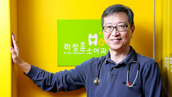 Ha Jeong-hun, the author of the best-selling book “Beep-Boop, Beep-Boop 119 Pediatrics,” poses in front of his pediatric clinic. [JOONGANG PHOTO]