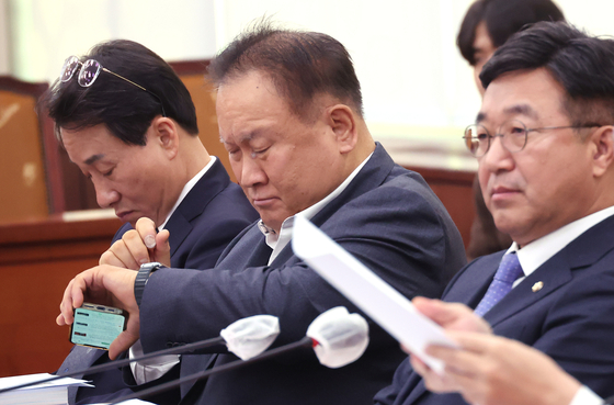 Democratic Party Rep. Lee Sang-min is seated at a parliamentary foreign affairs committee meeting at the National Assembly in western Seoul on Nov. 23. [YONHAP]