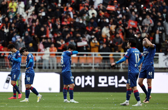 The Suwong Samsung Bluewings react after a 0-0 draw with Gangwon FC in the K League at Suwon World Cup Stadium in Suwon, Gyeonggi on Saturday. [NEWS1] 