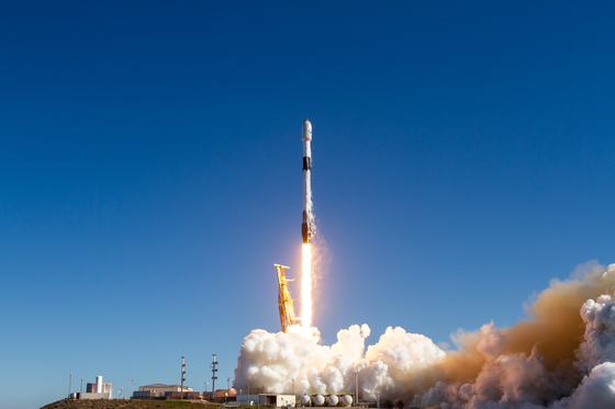 A SpaceX Falcon 9 rocket carrying South Korea's first domestically developed military reconnaissance satellite is launched from Vandenberg U.S. Space Force Base in California on Friday (local time). [SPACEX]