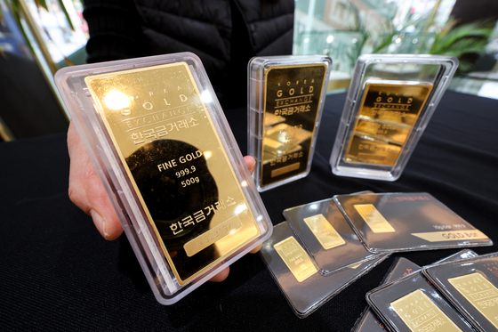 Gold bars are on display at the Korea Gold Exchange in Jongno District, central Seoul, on Monday. A total of 1,222.9 kilogram (2,700 pound) of gold were traded in November, the highest monthly volume since April, with gold prices increasing. [YONHAP]