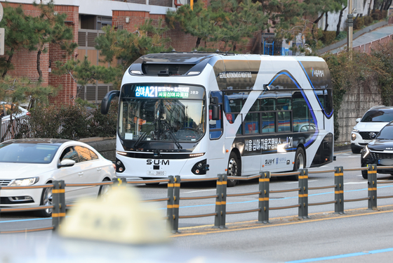 The autonomous bus, which will be operating near midnight in Seoul until the break of dawn, tested on Monday. [YONHAP]