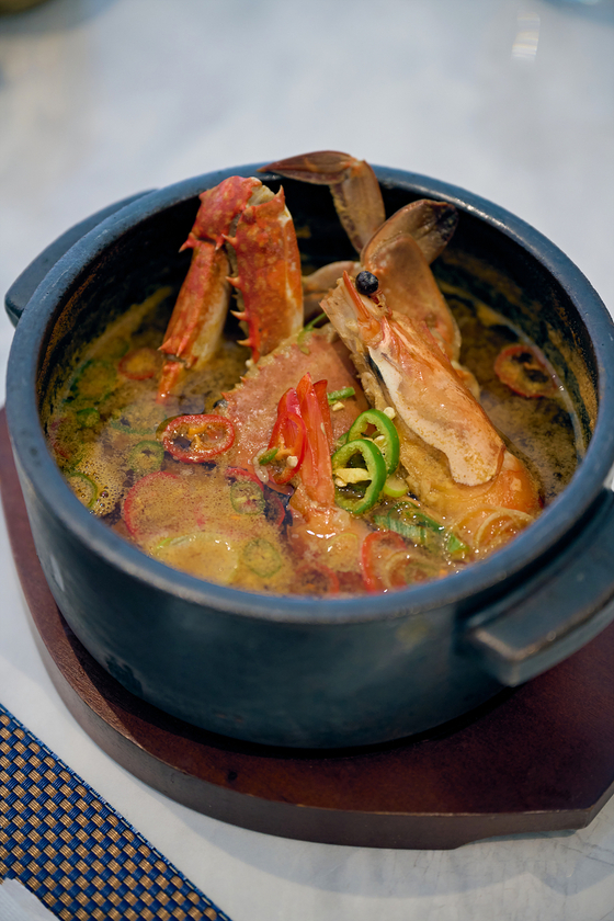 Doenjang jjigae (fermented soybean stew) served at DoubleTree by Hilton Seoul Pangyo's all-day buffet Demeter [DOUBLETREE BY HILTON SEOUL PANGYO]