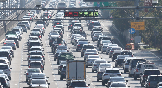 Domestic vehicle sales in Korea are expected to fall 1.7 percent on year in 2024, according to the Korea Automobile Manufacturers Association's report on Monday. Pictured is the Gangbyeon Expressway on Nov. 12. [YONHAP] 