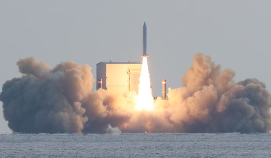 A South Korean solid-fuel-propelled space launch vehicle takes off from the sea near Seogwipo, Jeju, on Monday afternoon. [YONHAP]
