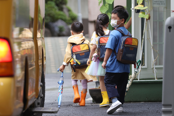 Kindergarteners in Seoul in this file photo dated Aug. 1, 2022. [YONHAP] 