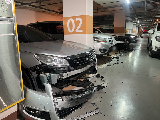 Cars damaged at a basement parking lot of an apartment complex in Daegu on Nov.29. The driver disappeared after crashing into 15 vehicles. [YONHAP]