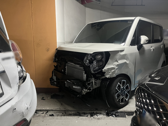 Cars damaged at a basement parking lot of an apartment complex in Daegu on Nov.29. The driver disappeared after crashing into 15 vehicles. The black car at the right-hand corner is the vehicle owned by the driver, who disappeared. [YONHAP]