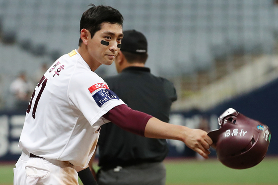 Lee Jung-hoo bows to fans after achieving 100 hits for the seventh-consecutive season at Gocheok Sky Dome in western Seoul in July. [NEWS1]