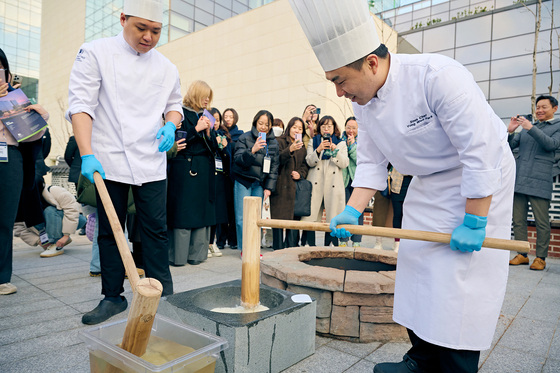 Chefs make injeolmi (a kind of traditional Korean rice cake) during a Ritual Hub on Nov. 28 at DoubleTree by Hilton Seoul Pangyo in Gyeonggi. [DOUBLETREE BY HILTON SEOUL PANGYO]