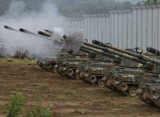 Artillery shells are fired from K-9 self-propelled howitzers at a firing range in a joint ROK-U.S. military exercise held at training grounds in Pocheon, Gyeonggi. [NEWS1]
