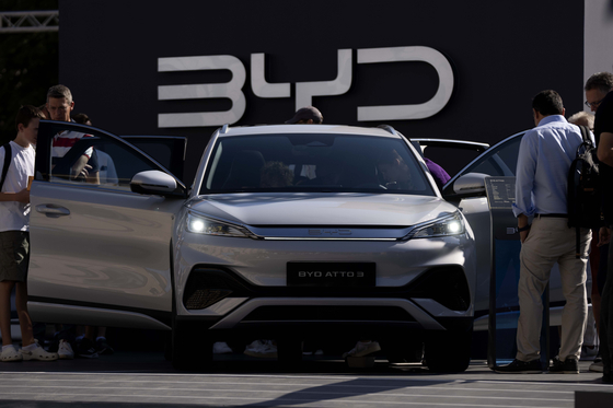 Visitors watch the BYD's Atto 3 at the IAA motor show in Munich, Germany on Sept. 8. [AP/YONHAP] 