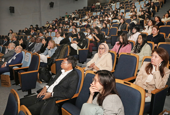 Attendants listen to the 2024 Consumer Trend Insights Tuesday. Nearly 200 people from embassies, corporations and universities attended the forum. [PARK SANG-MOON]