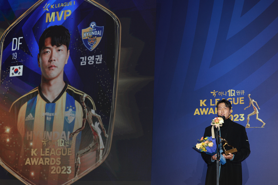 Ulsan Hyundai defender Kim Young-gwon poses with the 2023 K League MVP award at the K League Awards ceremony held at Lotte Hotel World in southern Seoul on Monday. [YONHAP]