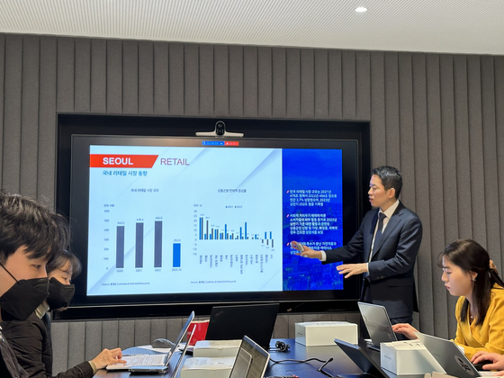Jung Jin-woo, head of research at Cushman & Wakefield, speaks during a press conference held at Cushman & Wakefield's Seoul headquarters in central Seoul on Tuesday. [SEO JI-EUN]