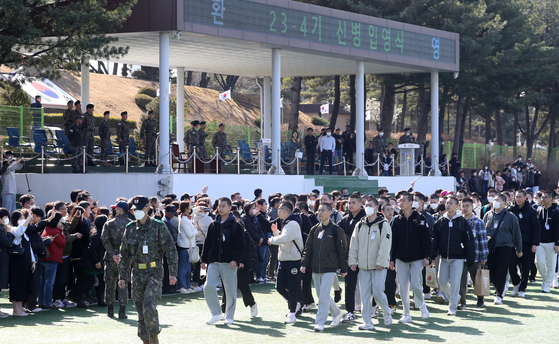 Conscripts enter an Army training camp in Yongin, Gyeonggi, after their induction in the Korean Army's 55th Infantry Division in March 2023. [NEWS1] 