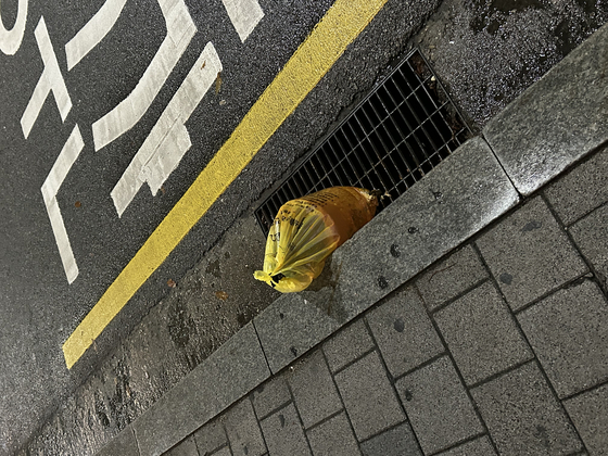A pay-as-you-throw plastic waste bag on the side of the road in Sangam-dong in Mapo District, western Seoul [SHIN MIN-HEE]