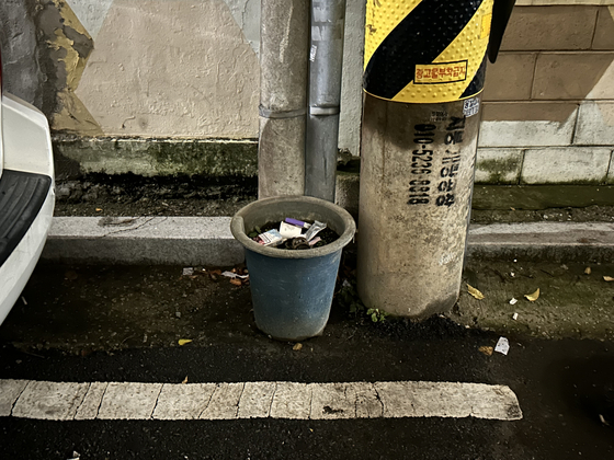 A makeshift trash bin in an alleyway in Seo District, Incheon [SHIN MIN-HEE]