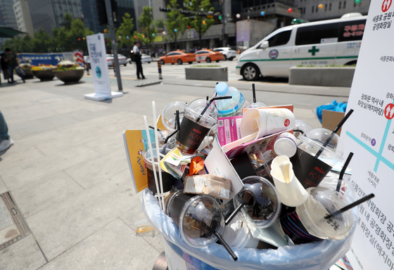 Plastic beverage cups piled up in a public trash bin at Gwanghwamun Square in central Seoul, on May 20, 2019 [YONHAP]