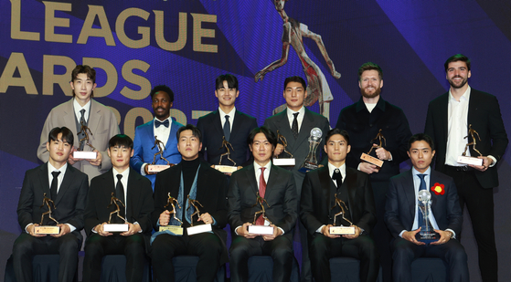 Clockwise from top left: Ulsan Hyundai goalkeeper Jo Hyeon-woo, Incheon United midfielder Gerson Fernandes, Ulsan defender Seol Young-woo, Ulsan forward Joo Min-kyu, Pohang Steelers defender Alex Grant, Steelers forward Zeca, Steelers forward Baek Sung-dong, Gwangju FC midfielder Lee Soon-min, Ulsan manager Hong Myung-bo, Ulsan defender Kim Young-gwon, Ulsan midfielder Um Won-sang and Gwangju midfielder Jeong Ho-yeon pose with their awards at the K League Awards ceremony held at Lotte Hotel World in southern Seoul on Monday. [YONHAP] 