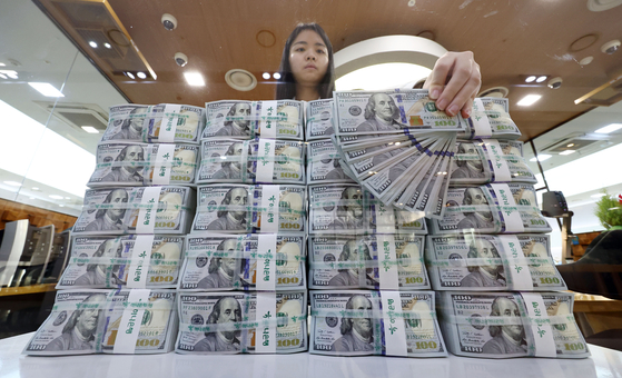 Korea’s foreign reserves rose last month, ending three consecutive months of decline on gains in investments and an increased conversion value of non-dollar assets, according to the Bank of Korea on Tuesday. The foreign reserves reached $417.08 billion in November, up $4.21 billion from the previous month. [YONHAP]