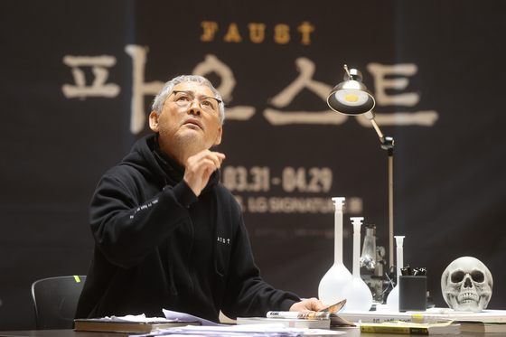Minister Yu In-chon acts during the open practice session of the play "Faust" on March 21 at the LG Arts Center in Gangseo District, western Seoul. [YONHAP]